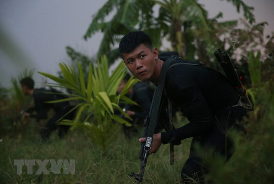 Để đảm bảo bí mật của nhiệm vụ, đặc công nước dù võ nghệ cao, khả năng chiến đấu thượng thừa nhưng vẫn luôn né tránh đụng độ với đối phương khi không cần thiết. Nguồn ảnh: TTXVN.