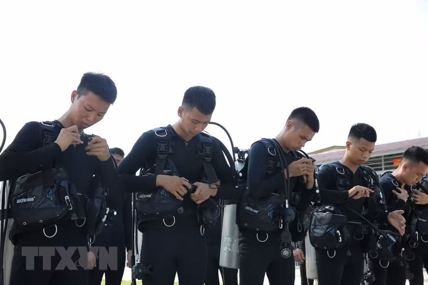 Ngoài khả năng bơi lội hơn người, sức chịu đựng của lực lượng đặc công nước cũng luôn được rèn luyện để cơ thể người chiến sĩ không bị kiệt sức khi hoạt động dài ngày dưới thời tiết khắc nghiệt. Nguồn ảnh: TTXVN.