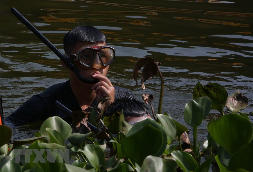 Loại ống thở đặc biệt của đặc công hải quân dài hơn so với ống thở của vận động viên lặn thể thao thông thường. Nguồn ảnh: TTXVN.