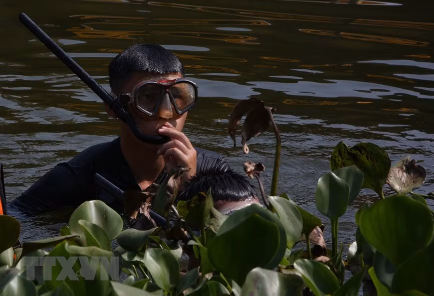 Loại ống thở đặc biệt của đặc công hải quân dài hơn so với ống thở của vận động viên lặn thể thao thông thường. Nguồn ảnh: TTXVN.