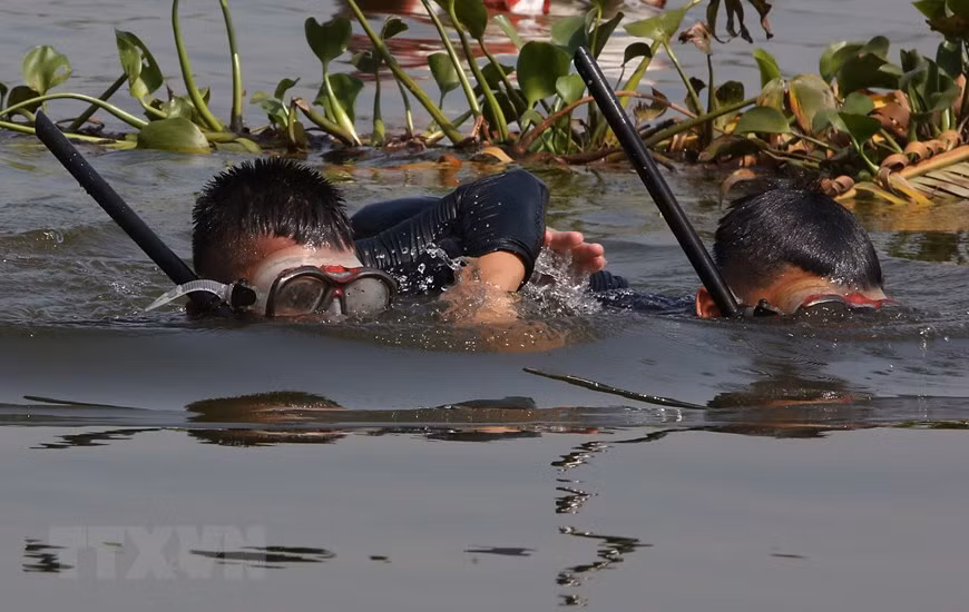 Kiểu bơi của đặc công nước cũng khác kiểu bơi thông thường, cho phép chiến sĩ tốn ít sức, di chuyển được xa những không làm "tung toé" mặt nước để đảm bảo bí mật. Nguồn ảnh: TTXVN.