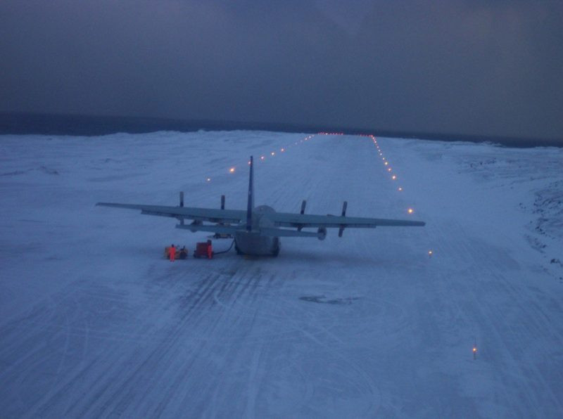 Gia đình của những người trên máy bay cũng đã được thông báo thông tin và chuẩn bị sẵn sàng đón nhận tin buồn ngay sau khi việc máy bay C-130 bị rơi xuống biển được xác nhận. Nguồn ảnh: Pinterest.