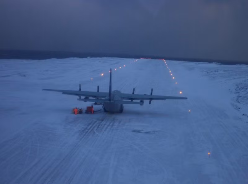 Gia đình của những người trên máy bay cũng đã được thông báo thông tin và chuẩn bị sẵn sàng đón nhận tin buồn ngay sau khi việc máy bay C-130 bị rơi xuống biển được xác nhận. Nguồn ảnh: Pinterest.