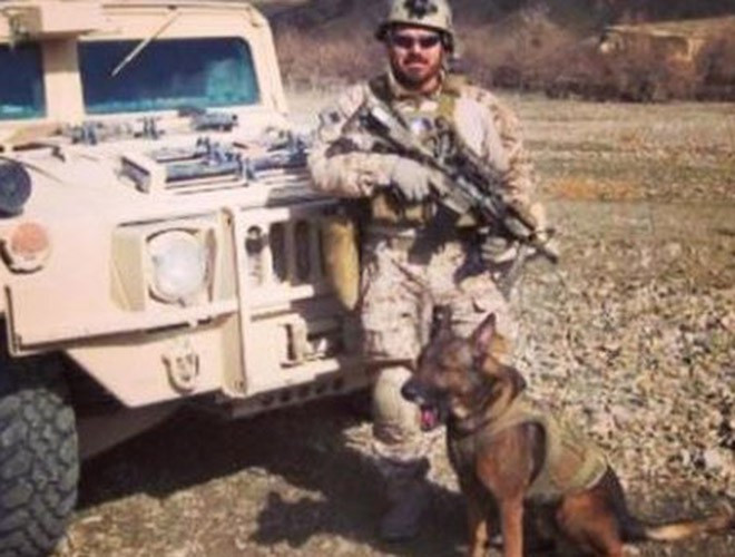 Họ đánh giá từng con để đảm bảo chúng không có vấn đề gì về sức khỏe trong thời gian “quân ngũ” ít nhất 10 năm. Chúng sẽ ở với một trong những đặc nhiệm đi kèm chúng suốt thời gian phục vụ rồi “nghỉ hưu”.