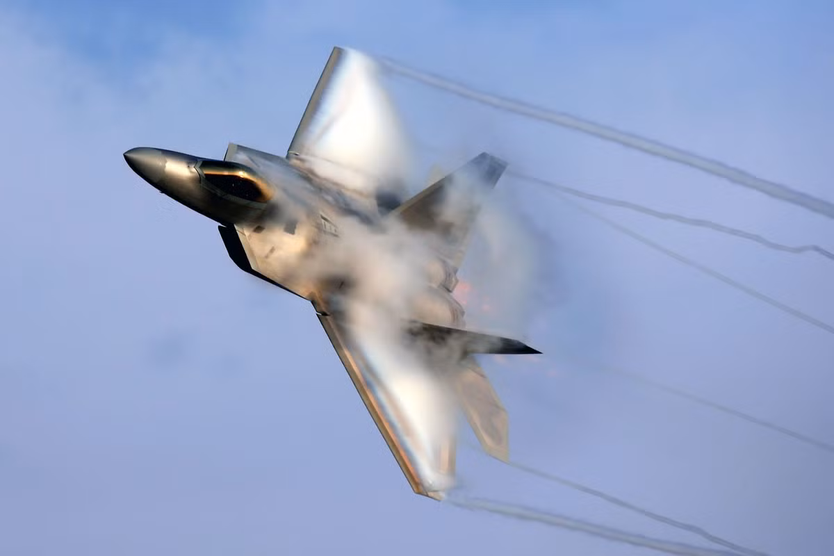 Với tốc độ tối đa ở độ cao lớn lên tới 2500 km/h, tiêm kích F-22 Raptor không những là tiêm kích nhanh bậc nhất trong không quân Mỹ, nó còn là chiến đấu cơ thế hệ năm nhanh nhất thế giới hiện tại, vượt mặt cả Su-57 của Nga, bỏ xa J-20 của Trung Quốc và tất nhiên, cho F-35 "hít khói". Nguồn ảnh: Pinterest.