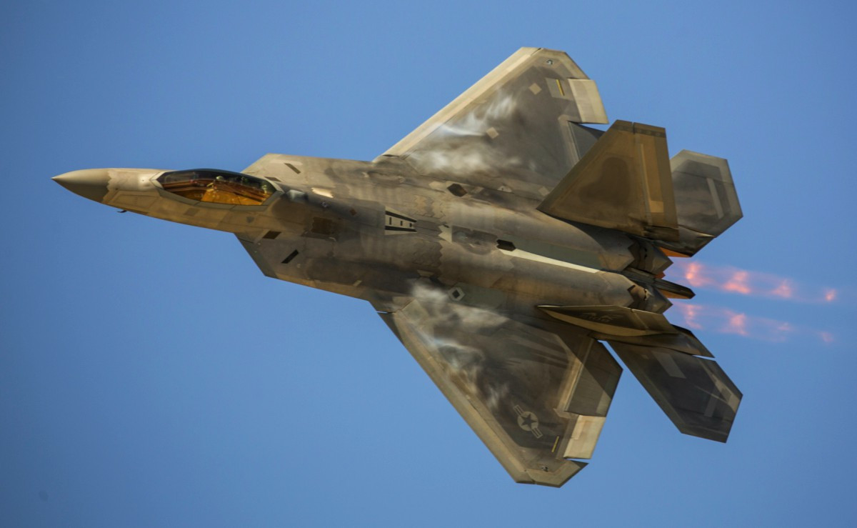 Thậm chí, khi bay ở độ cao lớn, tốc độ hành trình của F-22 Raptor cũng khiến nhiều người phải ngạc nhân - lên tới Mach 1,8 - tương đương với khoảng gần 2000 km/h. Nguồn ảnh: Pinterest.