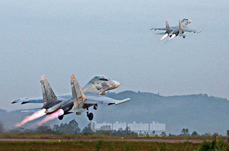 Su-27 hiện tại được coi là loại máy bay có tốc độ cao nhất trong biên chế của không quân Việt Nam. Loại tiêm kích Su-30MK2V của Việt Nam dù mới hơn nhưng lại chỉ có tốc độ tối đa khoảng 2200 km/h - vẫn thua kém so với Su-27. Nguồn ảnh: QDND.