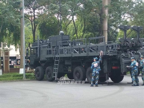 Với những mục tiêu có tốc độ cao hơn, khả năng phát hiện của tổ hợp SPYDER cũng là rất tốt nếu so với hệ thống tương đương của Nga. Cụ thể, SPYDER có thể phát hiện máy bay chiến thuật ở khoảng cách 110km, trực thăng ở 40 km, UAV ở 60 km, tên lửa hành trình ở 40 km,... Nguồn ảnh: Sina.