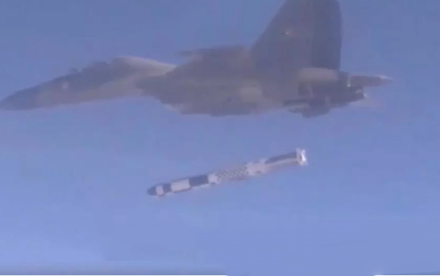 Ấn Độ vừa tiếp tục thử nghiệm tên lửa BrahMos phiên bản phóng từ cơ cấu phóng trên không với tiêm kích Su-30MKI. Cuộc thử nghiệm được truyền thông Ấn Độ đăng tải chi tiết. Nguồn ảnh: Pinterest.