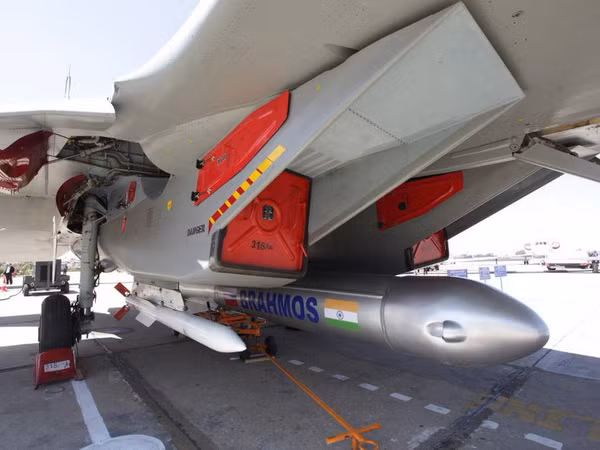 Một điểm khá đặc biệt là phiên bản đối không của tên lửa BrahMos cũng được chia ra hai nhánh, trong đó một nhánh tên lửa sẽ là không đối hạm, một nhánh là không đối đất. Cả hai loại này hiện tại đều đang được thử nghiệm. Nguồn ảnh: Pinterest.