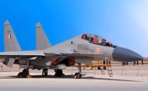 Theo công bố trước đây của phía Ấn Độ, các tên lửa BrahMos của nước này có tầm bắn tối đa 500 km và đang được nâng cấp lên 600 km, tuy nhiên ở phiên bản phóng từ chiến đấu cơ Su-30MKI, tên lửa sẽ chỉ có tầm bay 400 km. Nguồn ảnh: Pinterest.