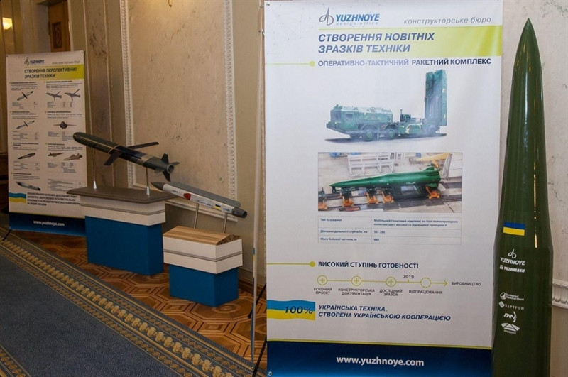 Điểm đặc biệt là hệ thống sử dụng nền tảng trinh sát mới, chẳng hạn như số liệu vệ tinh trinh sát, máy bay không người lái, xe phóng đơn có thể tấn công nhiều mục tiêu ở khoảng cách khác nhau. Theo nguồn tin từ Ukraine, hệ thống tên lửa Grom-2 kiểu mới này có thể đặt ngang hàng với tên lửa Iskander-M của Nga.