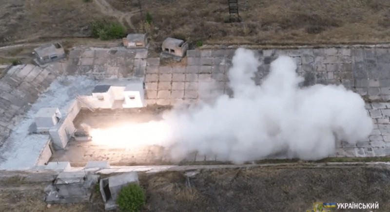 Grom-2 sớm đã được trưng bày cùng với mô hình tên lửa hành trình Korshun, cũng như thiết kế xe phóng tại Triển lãm Quốc phòng Ukraine năm 2014. Nhìn vào mô hình tên lửa Ukraine trưng bày gần đây cho thấy, Grom-2 và Iskander của Nga gần như giống hệt nhau.