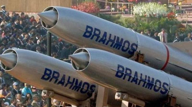 Ngoài ra, các phiên bản đang được hoàn thiện của tên lửa BrahMos như phiên bản phóng từ cơ cấu phóng trên không hoặc triển khai từ tàu ngầm cũng hứa hẹn sẽ mở ra một tương lai "xuất khẩu" rất hứa hẹn. Nguồn ảnh: Pinterest.