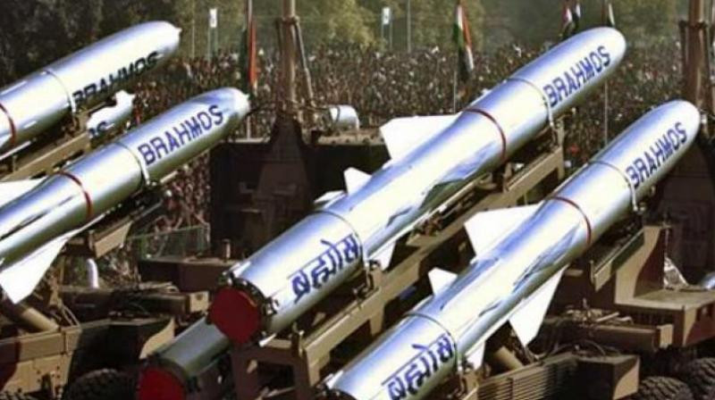 BrahMos là loại tên lửa chống hạm tầm trung, có giá mỗi quả 2,7 triệu USD và được Ấn Độ đưa vào trang bị lần đầu tiên hồi tháng 11/2016. Các phiên bản xuất khẩu của loại tên lửa này bị thu bớt tầm bắn tối đa so với trên các phiên bản sử dụng nội địa. Nguồn ảnh: Pinterest.