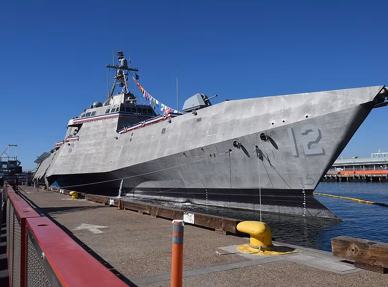 Tàu có biên chế thuỷ thủ đoàn cùng sĩ quan chỉ huy tối đa chỉ 40 người, tuy nhiên do chứa được ít hàng hoá hậu cần, thời gian hoạt động trên biển liên tục của các tàu lớp Independence chỉ vào khoảng 3 tuần hoặc tối đa 8000 km. Nguồn ảnh: Defence-blog.