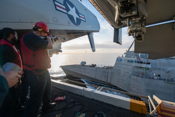 Hồi đầu tháng 12 vừa rồi, tàu sân bay USS Theodore Roosevelt mang số thân CVN 71 đã thực hiện nhiệm vụ tiếp tế trên biển cho tàu chiến đấu ven bờ USS Omaha. Nguồn ảnh: Defence-blog.