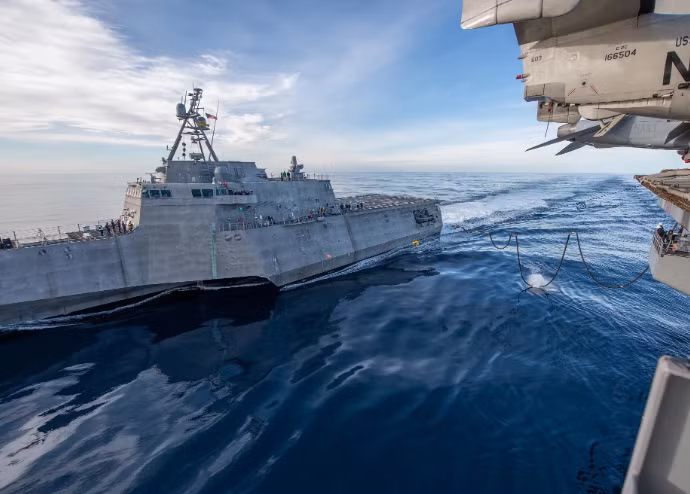 Với trọng tài 100.000 tấn của mình, các tàu sân bay của Hải quân Mỹ khi tác chiến xa nhà sẽ đóng vai "bầu sữa mẹ" cho các tàu chiến hộ tống mình do các tàu hộ tống này vốn dĩ có khả năng chứa hàng hậu cần không cao. Nguồn ảnh: Defence-blog.