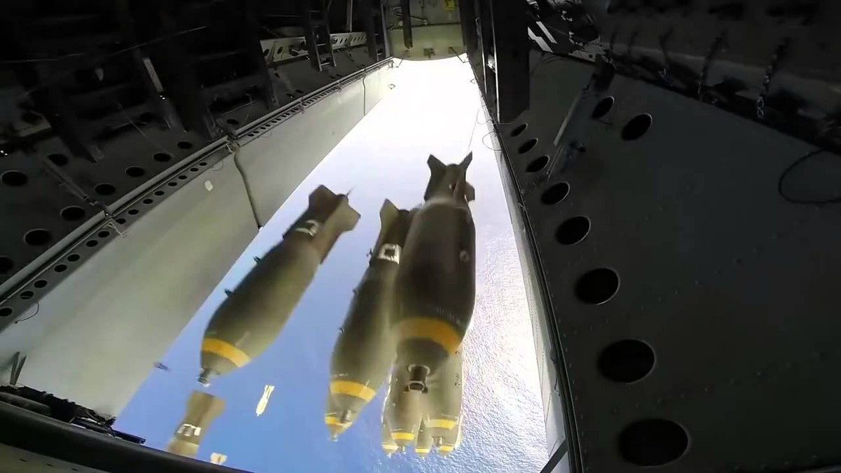 Điểm khó khăn của B-52 đó là khi nó mang theo đầy bom, khối lượng vũ khí 31,5 tấn này sẽ khiến nó trở nên cực kỳ nặng nề, rất khó xoay xở trên không. Nguồn ảnh: Pinterest.