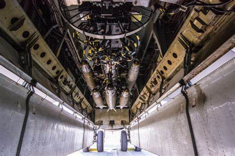 Vị trí của khoang bom được đặt ở đúng tâm máy bay - có nghĩa là khi chất đầy bom vào trong khoang, máy bay ném bom B-52 sẽ không bị mất cân bằng. Nguồn ảnh: Pinterest.