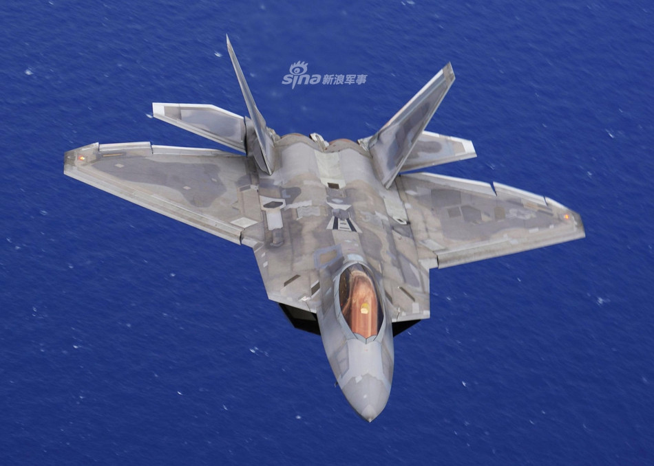 Cụ thể, phần hoạ tiết trên hai cánh và dọc thân của chiến đấu cơ F-22 Raptor đã không còn được sơn liền mạch như trước đây mà được tách rời nhau. Nguồn ảnh: Sina.