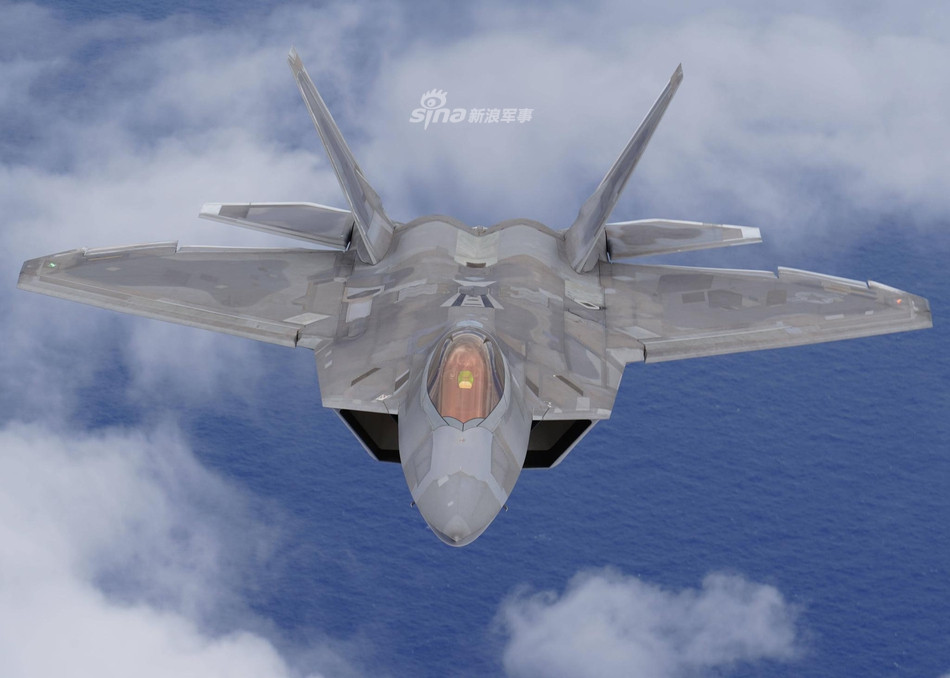 Những hình ảnh mới nhất về chiến đấu cơ F-22 Raptor đã cho thấy dường như tiêm kích thế hệ năm nguy hiểm nhất thế giới này đã được trang bị màu sơn nguỵ trang kiểu mới. Nguồn ảnh: Sina.