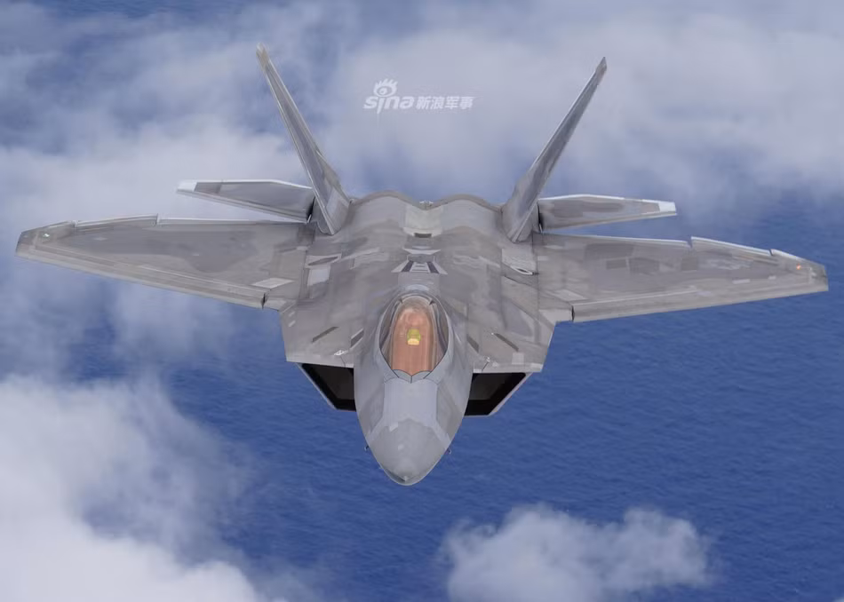 Những hình ảnh mới nhất về chiến đấu cơ F-22 Raptor đã cho thấy dường như tiêm kích thế hệ năm nguy hiểm nhất thế giới này đã được trang bị màu sơn nguỵ trang kiểu mới. Nguồn ảnh: Sina.