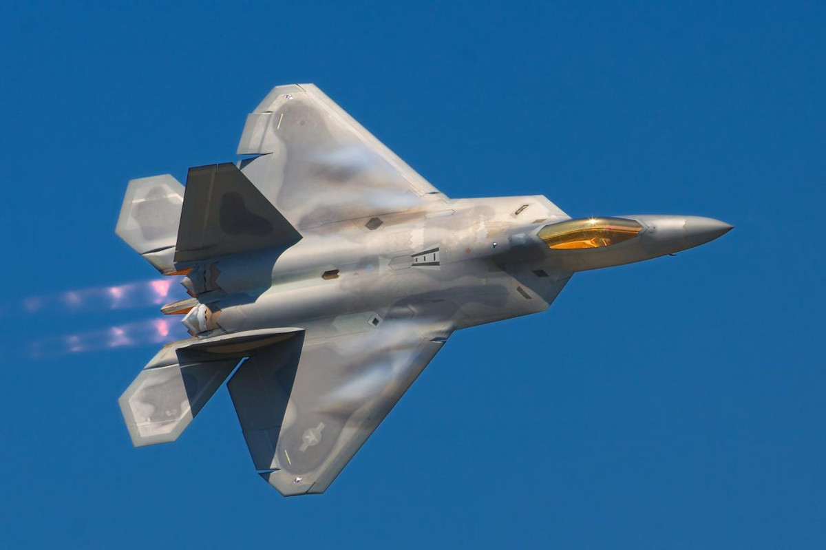 Trong những bức hình cũ, hoạ tiết sơn của F-22 Raptor là khá mờ nhạt trên nền sơn màu ghi sáng. Nguồn ảnh: Sina.