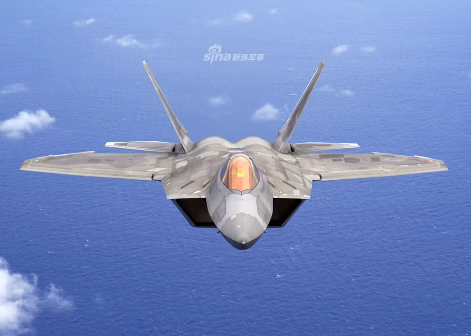 Cận cảnh màu sơn nguỵ trang kiểu mới của F-22 Raptor với hoạ tiết tách rời nhau ở phần cánh và có phần sắc cạnh hơn. Nguồn ảnh: Sina.