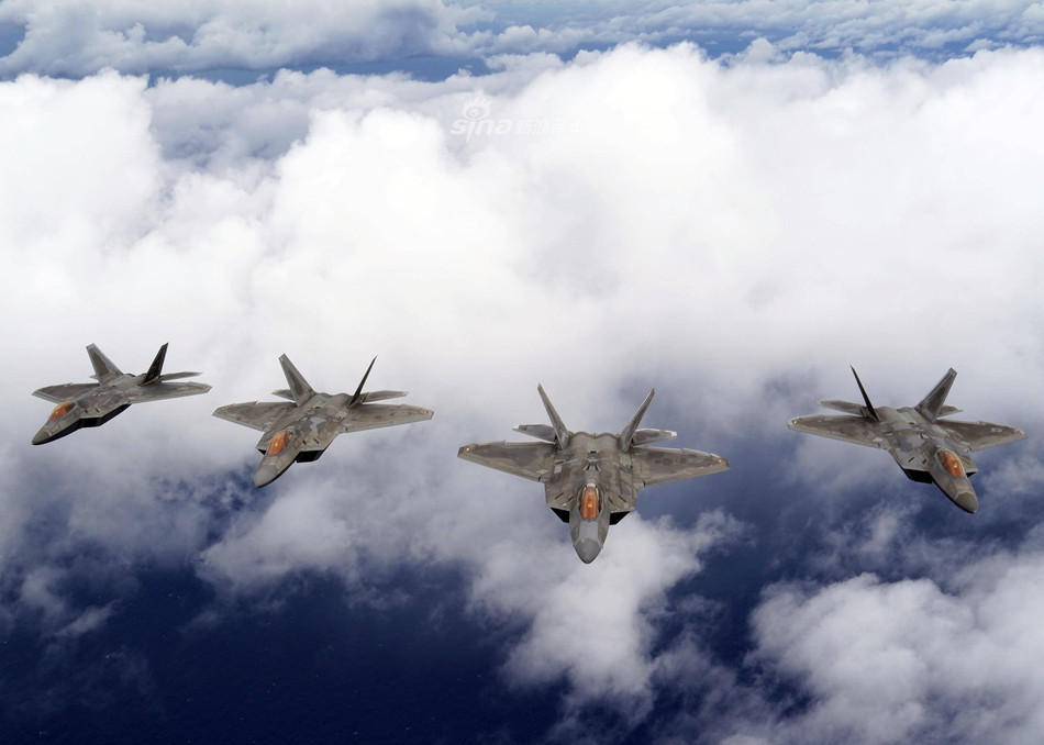 Chưa hết, không chỉ một chiếc F-22 Raptor mà cùng lúc bốn chiếc F-22 Raptor cùng xuất hiện với màu sơn kiểu mới này, khiến nhiều người nghi ngờ về việc liệu rằng màu sơn mới đã được Không quân Mỹ thử nghiệm xong và sẽ được sử dụng với số lượng lớn trong tương lai gần? Nguồn ảnh: Sina.