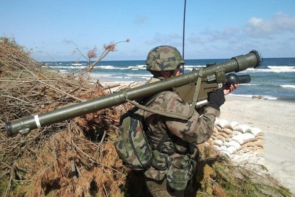 So với tên lửa Igla của Liên Xô, tên lửa vác vai Grom của Ba Lan có trọng lượng nhẹ hơn, tổng cộng chỉ 16,5 kg so với hơn 17kg của Igla. Bên cạnh đó, trọng lượng thuốc nổ của Grom cũng lớn hơn. Nguồn ảnh: Pinterest.