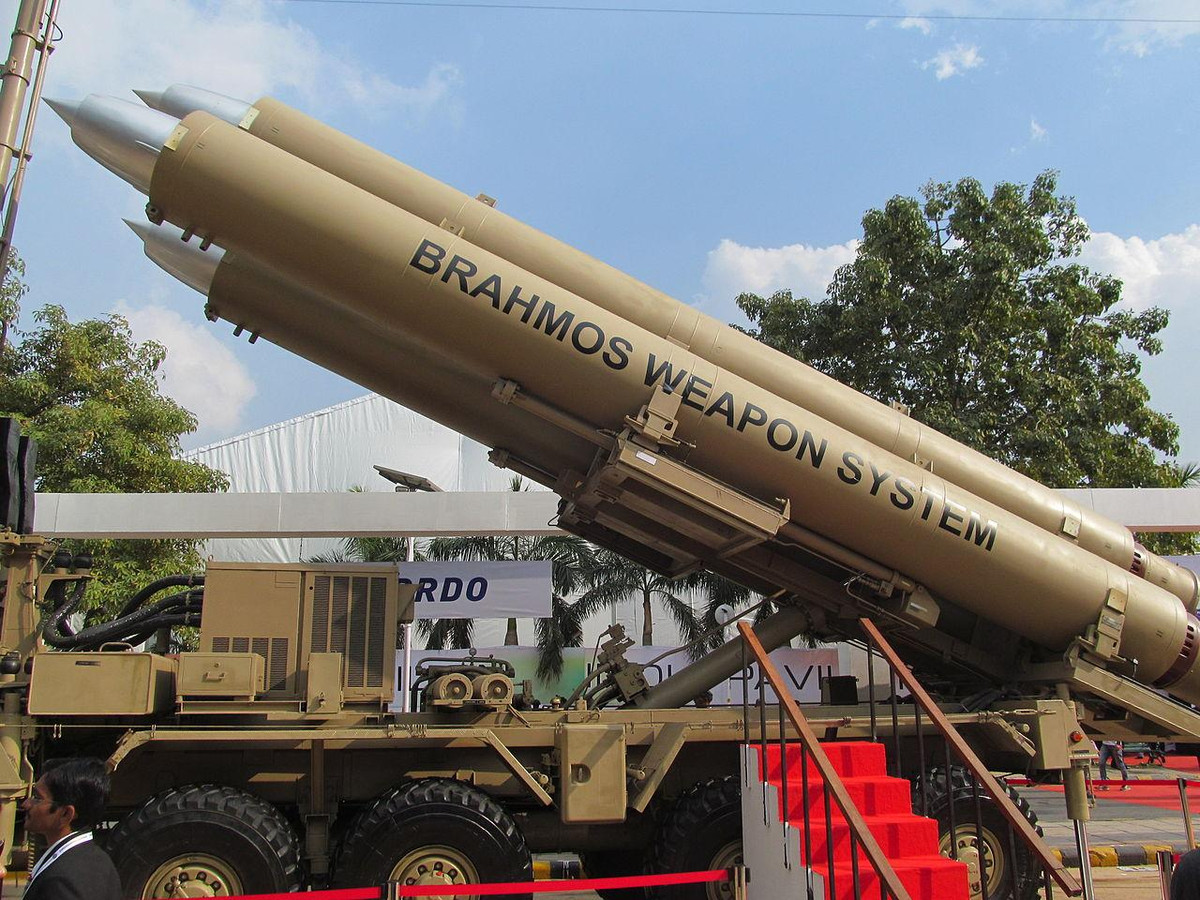 BrahMos được Ấn Độ quảng cáo là tổ hợp tên lửa hành trình siêu thanh hiện đại nhất thế giới, được quốc gia này phối hợp cùng với Nga để phát triển và tới nay đã gần như hoàn thiện hoàn toàn. Nguồn ảnh: Pinterest.