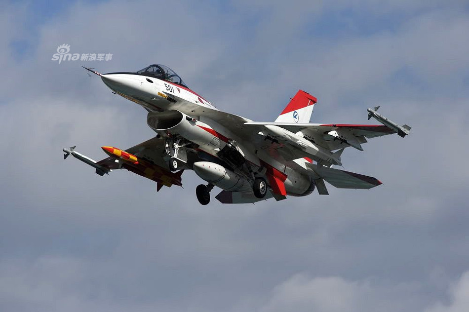 Việc Nhật Bản phát triển tên lửa chống hạm ASM-3 với chiến đấu cơ F-2 trong bối cảnh quốc gia này đang nhập một loạt chiến đấu cơ F-35 từ Mỹ là điều khiến nhiều người khó hiểu. Tuy nhiên, có thể nhận thấy rằng với chiều dài quá lớn của mình, ASM-3 sẽ không thể "nằm" vừa trong khoang chứa vũ khí của F-35. Nguồn ảnh: Sina.