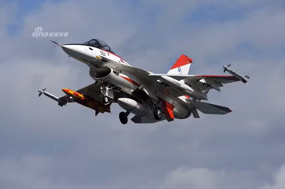 Việc Nhật Bản phát triển tên lửa chống hạm ASM-3 với chiến đấu cơ F-2 trong bối cảnh quốc gia này đang nhập một loạt chiến đấu cơ F-35 từ Mỹ là điều khiến nhiều người khó hiểu. Tuy nhiên, có thể nhận thấy rằng với chiều dài quá lớn của mình, ASM-3 sẽ không thể "nằm" vừa trong khoang chứa vũ khí của F-35. Nguồn ảnh: Sina.