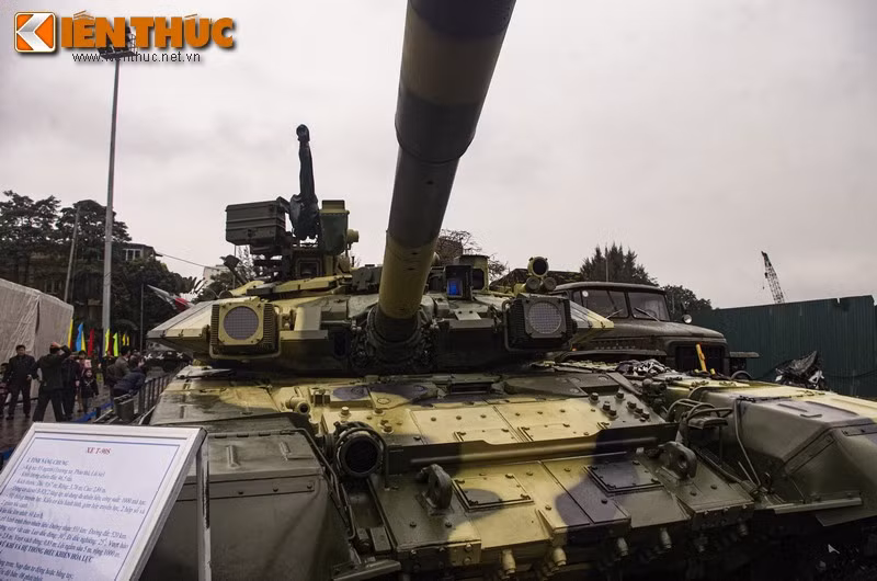 Tờ Sputnik cho biết, một trong những tính năng nổi bật nhất của xe tăng T-90S/SK đó là hệ thống bảo vệ chủ động Contact-5 và điều hoà không khí.