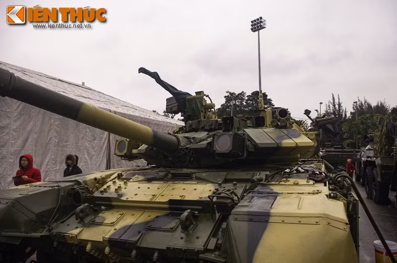 Việc được trang bị điều hoà không khí là điều cực kỳ quan trọng, sẽ giúp kíp lái T-90S/SK không phải vất vả "đổ mồ hôi, sôi nước mắt" như những kíp lái xe tăng T-54/55 hay Type 59 trước đây.