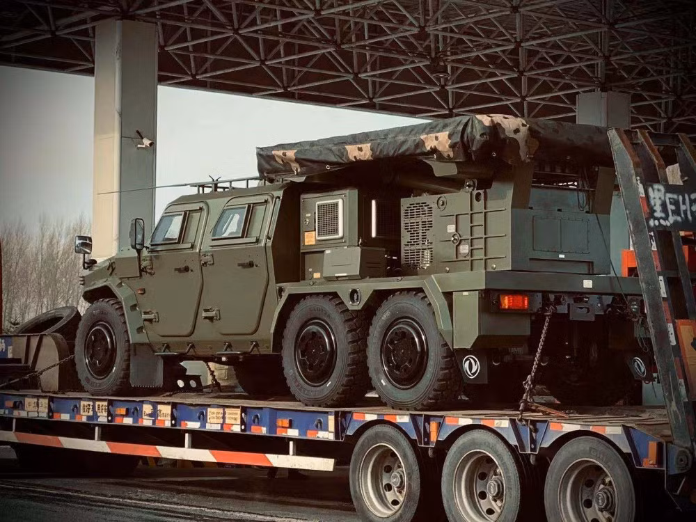 Thiết kế khá gọn nhẹ của loại radar phản pháo này cho phép nó có độ cơ động cực kỳ cao, có thể di chuyển liên tục và triển khai tại nhiều vị trí khác nhau trên trận địa. Nguồn ảnh: Sina.