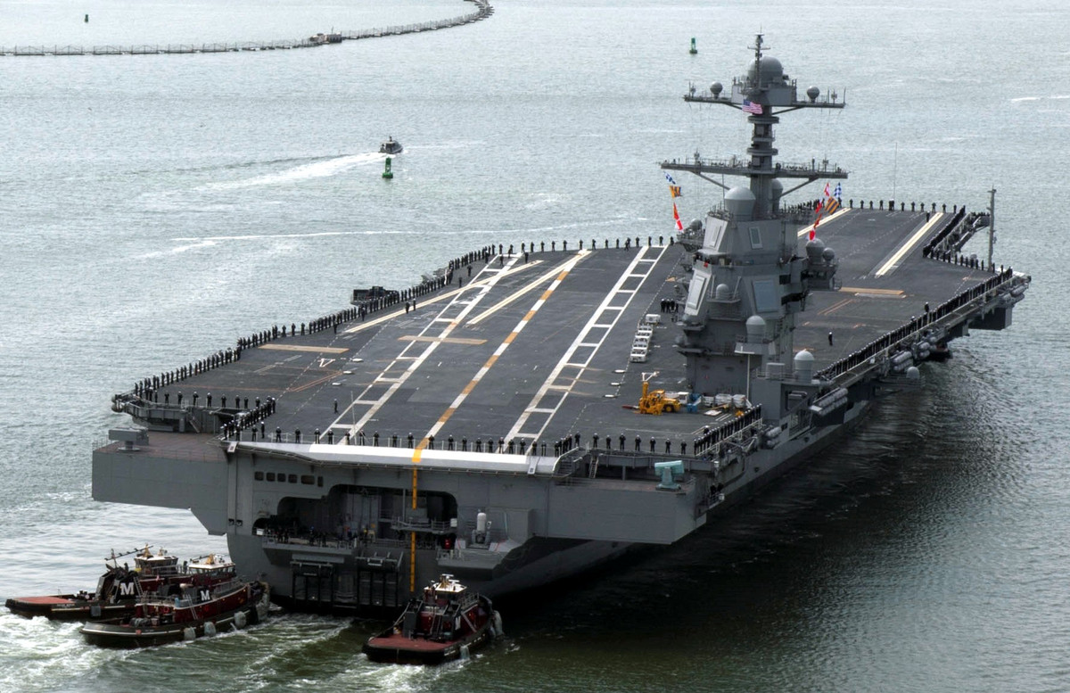 Một vài người còn lớn tiếng chỉ trích USS Gerald R. Ford "không hơn gì đống sắt vụn 100.000 tấn", yêu cầu Hải quân Mỹ giải trình về thời hạn chót để hàng không mẫu hạm USS Gerald R. Ford có thể sẵn sàng tham chiến. Nguồn ảnh: USNavy.