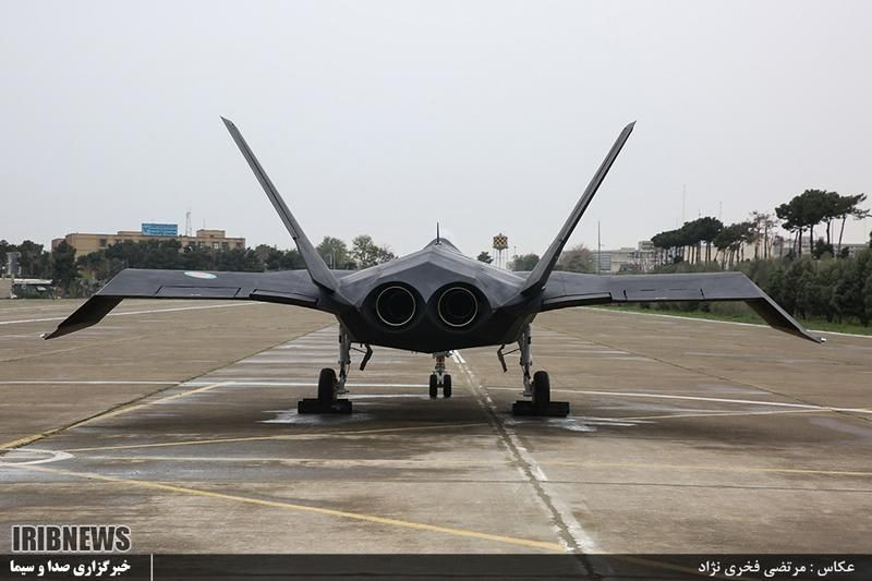 Tuy nhiên, F-313 Qaher lại dường như có khả năng tác chiến giống với F-35 hơn - nghĩa là thiên về đối đất chứ không phải đối không, chiếm ưu thế trên không như F-22 Raptor. Trong trường hợp đối đầu với siêu cơ F-22 của Mỹ, khả năng F-313 Qaher rơi trước khi kịp phát hiện phi cơ Mỹ là điều khá dễ hiểu. Nguồn ảnh: IRIBnews.