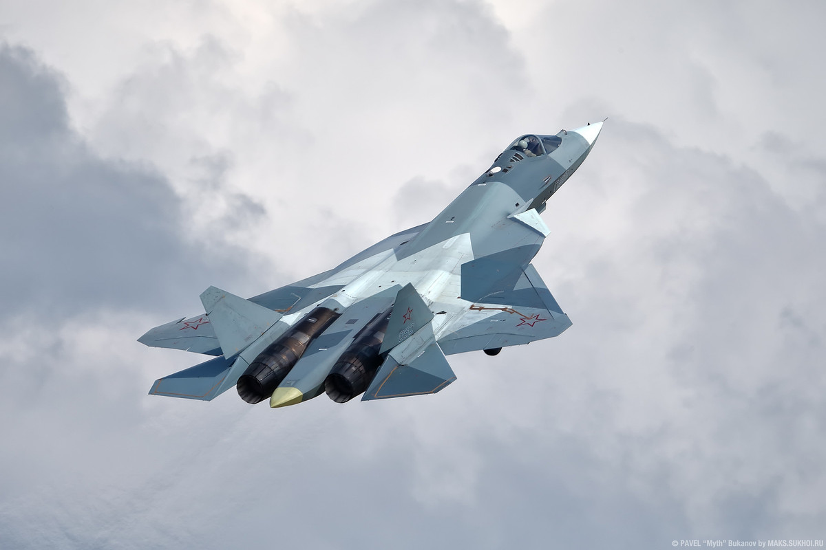 Điểm đáng nói là tốc độ của Su-57 có vẻ yếu thế hơn F-22 Raptor và để có thể đuổi kịp tiêm kích thế hệ năm của Mỹ, Su-57 sẽ phải sử dụng chế độ đốt sau. Khi này, khả năng tàng hình của Su-57 sẽ bị đánh đổi để thay vào đó là ưu thế tốc độ cũng như khả năng cơ động. Nguồn ảnh: BI.