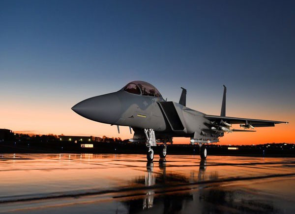 So với F-35 thì F-15EX không nổi trội ở tính năng tàng hình, nhưng lại hơn ở khả năng cơ động mang vác vũ khí cũng như dày dạn trận mạc. Chính điều này khiến Mỹ và các đồng minh vẫn sẽ xuống tiền để trang bị dòng chiến đấu cơ này.