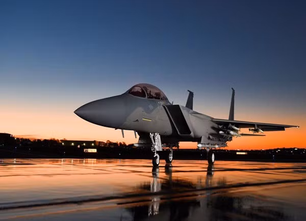 So với F-35 thì F-15EX không nổi trội ở tính năng tàng hình, nhưng lại hơn ở khả năng cơ động mang vác vũ khí cũng như dày dạn trận mạc. Chính điều này khiến Mỹ và các đồng minh vẫn sẽ xuống tiền để trang bị dòng chiến đấu cơ này.