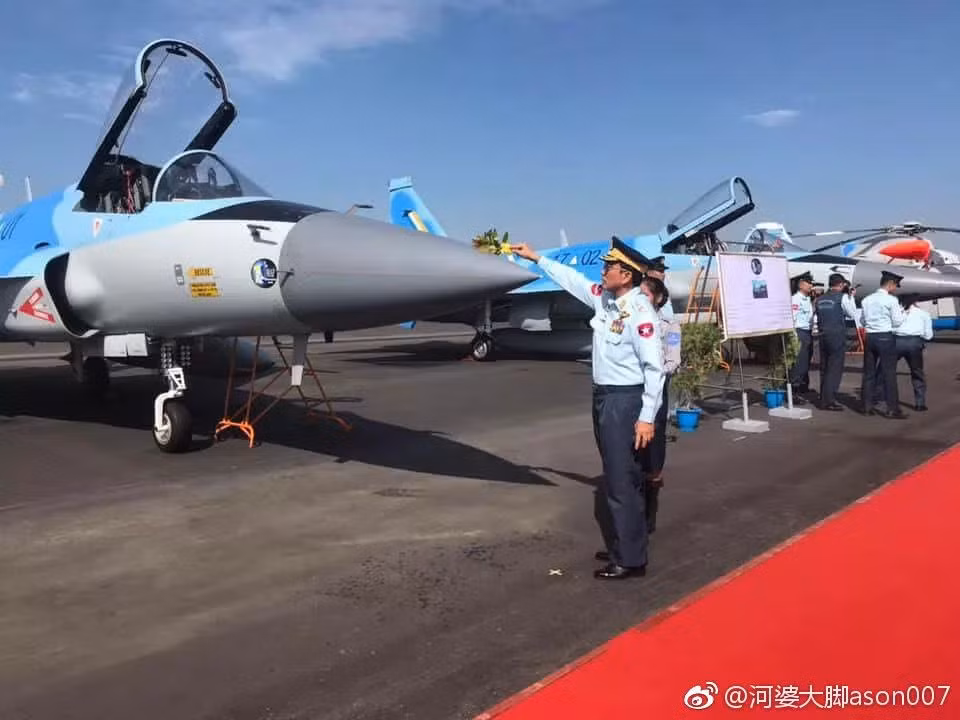 Có giá khoảng 28 triệu USD cho một chiếc, JF-17B hiện là loại chiến đấu cơ hiện đại bậc nhất đang được Trung Quốc xuất khẩu công khai ra nước ngoài. Ở Đông Nam Á hiện tại, chỉ duy nhất Myanmar đang sở hữu loại chiến đấu cơ này. Nguồn ảnh: MTA.