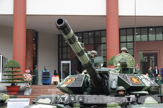Từng thu hút được rất nhiều sự quan tâm của công chúng, tuy nhiên cho tới nay, xe tăng T-54M dường như vẫn chưa từng được xuất hiện công khai để người dân được phép tiếp cận. Nguồn ảnh: Tienphong.