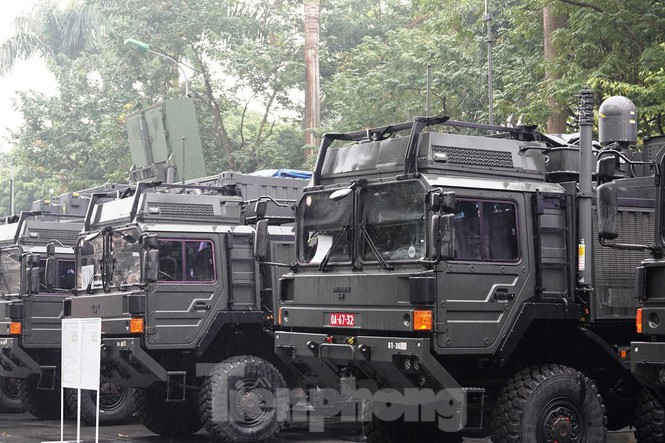 Ngoài ra, còn một loạt các loại vũ khí, khí tài hiện đại khác cũng được chúng ta mang ra trưng bày trong khuôn viên của Bộ quốc phòng lần này. Trong ảnh: Tổ hợp tên lửa phòng không SPYDER Việt Nam mua từ Israel. Nguồn ảnh: Tienphong.