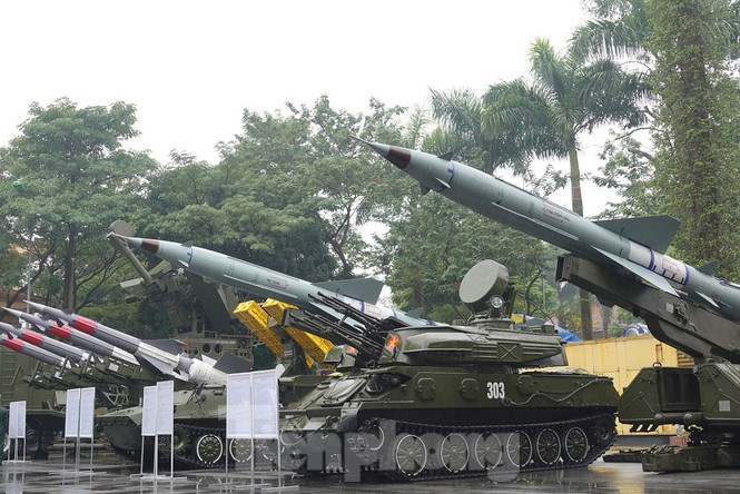 Các tổ hợp tên lửa phòng không bao gồm pháo tự hành ZSU-23-4 bốn nòng mỗi nòng cỡ 23mm, tên lửa phòng không S-75, tên lửa phòng không S125 cùng nhiều loại khí tài khác. Nguồn ảnh: Tienphong.
