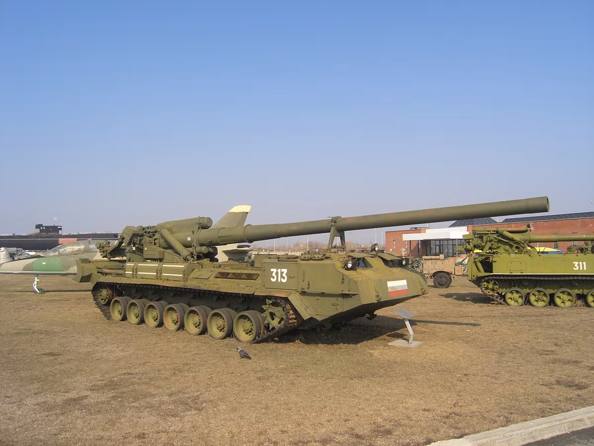Là phiên bản cải tiến từ khẩu pháo tự hành 2S7 Pion, phiên bản mới của khẩu pháo tự hành cực khủng trong biên chế quân đội Nga này có tốc độ bắn được cải thiện vượt trội, lên tới 2,5 phát mỗi phút. Nguồn ảnh: Pinterest.
