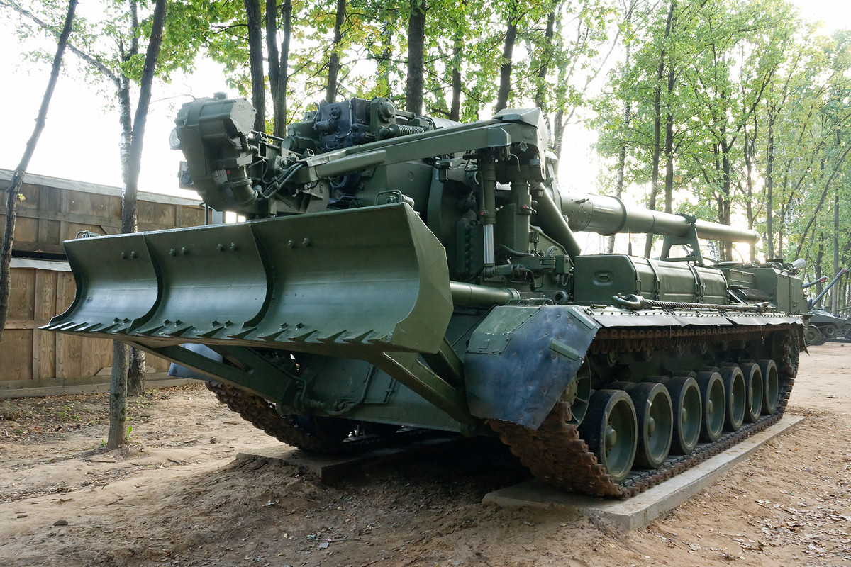 Pháo tự hành 2S7 Pion được Liên Xô phát triển từ những năm 70 của thế kỷ trước. Khẩu pháo tự hành này sau đó đã được Liên Xô sản xuất trong thời gian từ năm 1975 cho tới 1990. Nguồn ảnh: Pinterest.