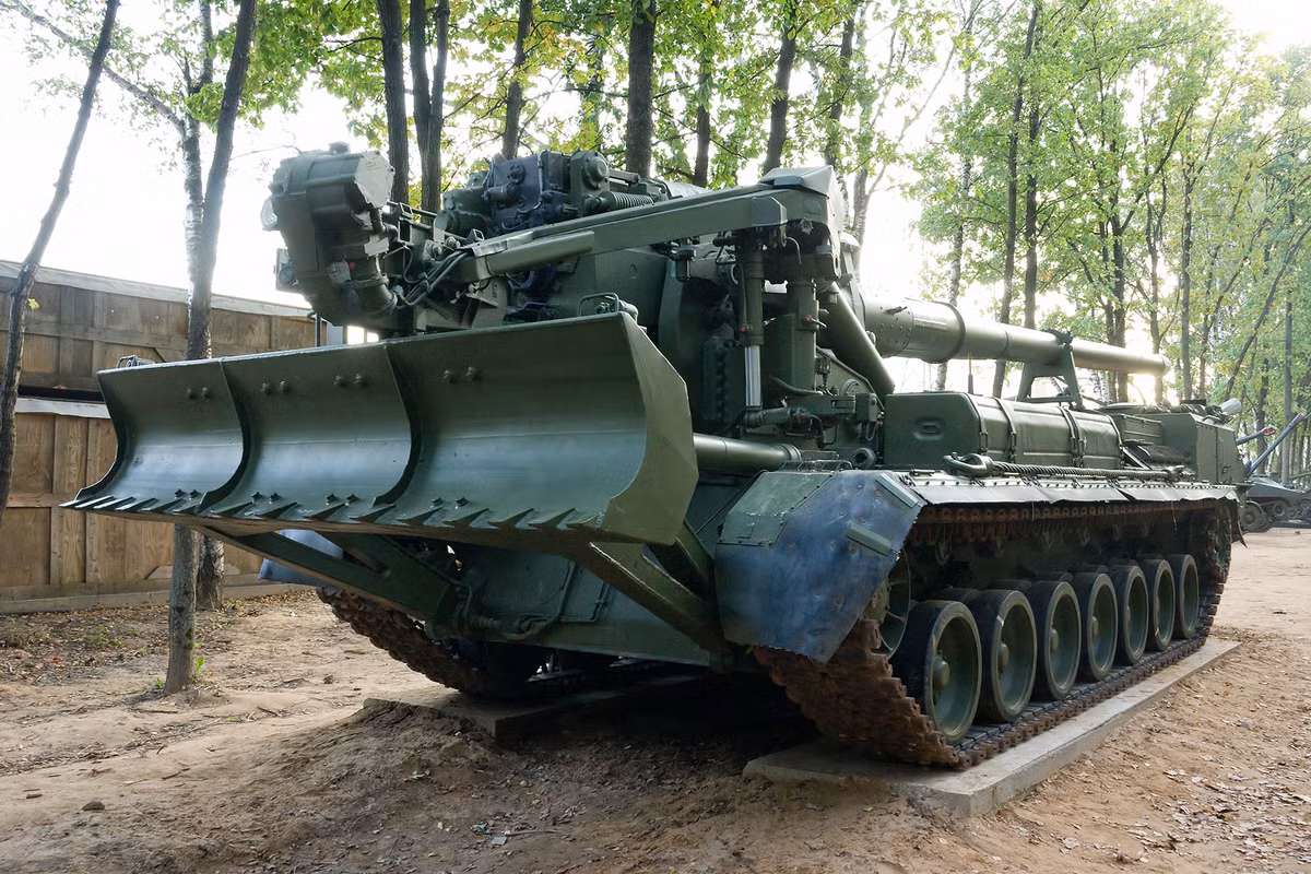 Pháo tự hành 2S7 Pion được Liên Xô phát triển từ những năm 70 của thế kỷ trước. Khẩu pháo tự hành này sau đó đã được Liên Xô sản xuất trong thời gian từ năm 1975 cho tới 1990. Nguồn ảnh: Pinterest.