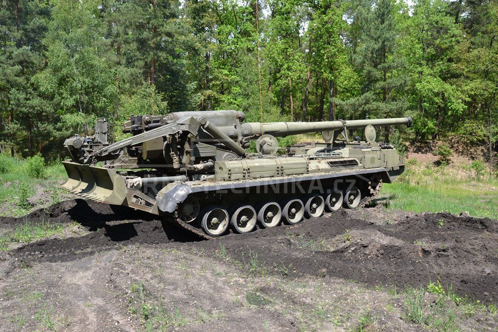 Khẩu pháo tự hành này đã được sử dụng lần đầu tiên trong cuộc chiến Liên Xô - Afghanistan năm 1979 - 1989. Cho tới nay, Nga đã hiện đại hoá nhiều lần pháo tự hành 2S7 Pion để tương thích với cơ sở hạ tầng thông tin, tình báo mà quốc gia này đang sử dụng. Nguồn ảnh: Pinterest.